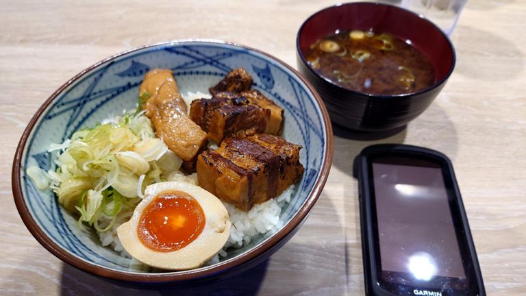 炙り角煮丼 中盛りを注文♪