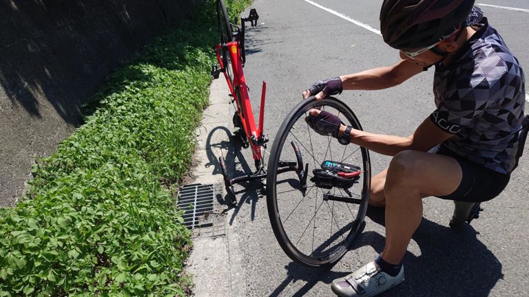 月見橋方面へ下ってるときにIKEさんパンク💥 まぁ、走っていれば誰でもあることで...