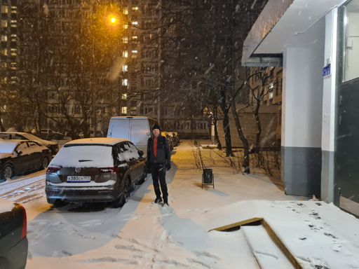 Около подъезда дома в Москве после ночного снегопада.