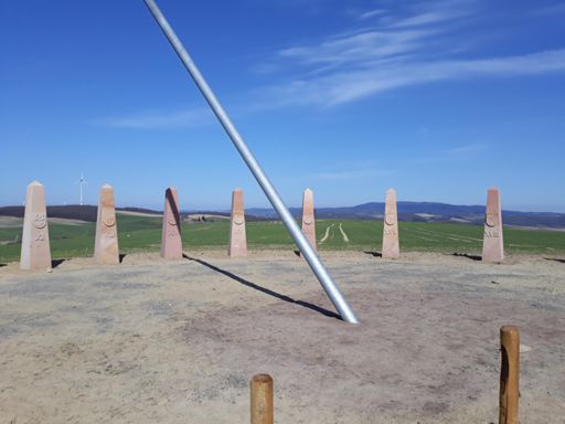 Blick vom Reiserberg mit seiner riesigen Sonnenuhr zum Donnersberg.