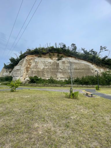 津波で飲まれて大地が抉れたらしい。初めて被災地を訪れたけど、やっぱり映像で見るよりも恐ろしさを感じれた。