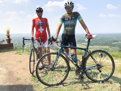 Примазался сфоткаться с профиком.