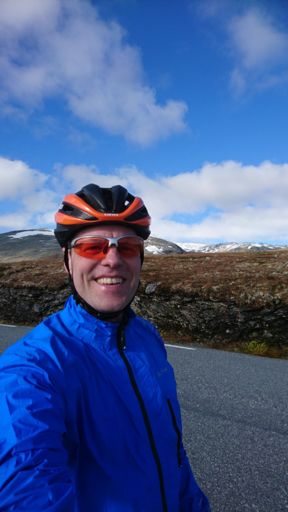 Regnjakke på før nedfarten. 4 grader på toppen.