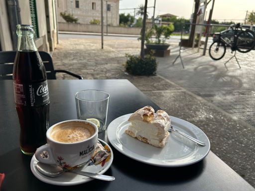 Kalorienreduzierte Süßspeise namens Cardenal de Lloseta, umgarnt von einer gesunden Cola und einem erfrischenden Café con leche, und danach war es auch nicht mehr weit bis zuhause:-)
