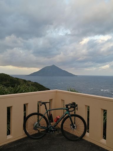 八丈小島を背景に