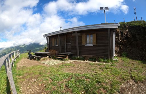 Rifugio Föisc (2200 m).