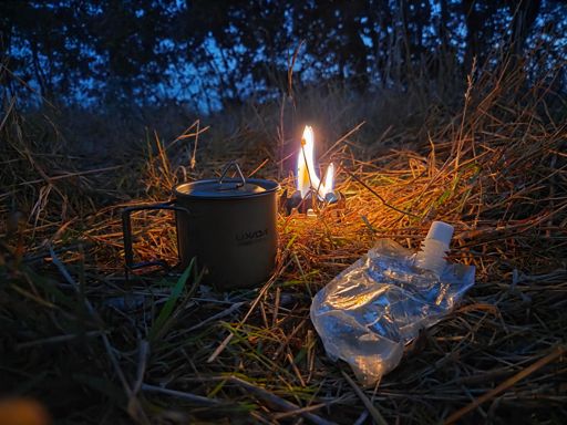 Palniczek spirytusowy właśnie zagotował herbatkę na śniadanie i teraz dopala reszte tego co mu wlałem 