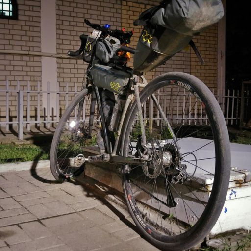 Le vélo commence à devenir salle après la traversée de la Bosnie, du Monténégro, du Kosovo et de la Macédoine