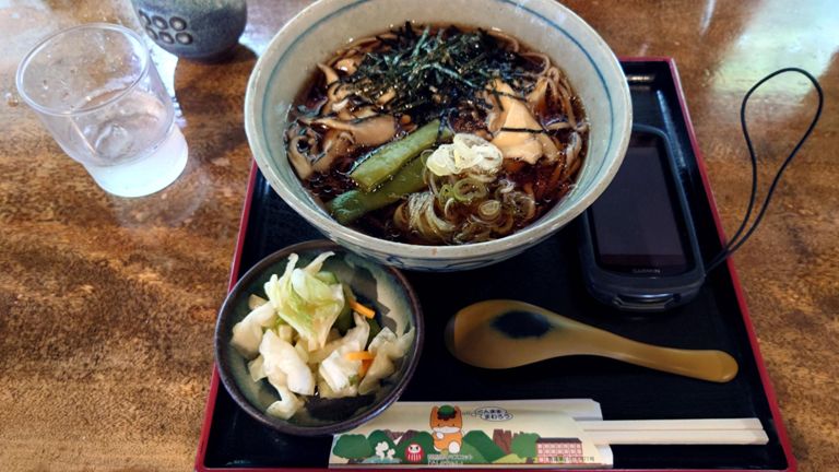 舞茸そば。自転車乗りにはお冷も供給されるらしい。