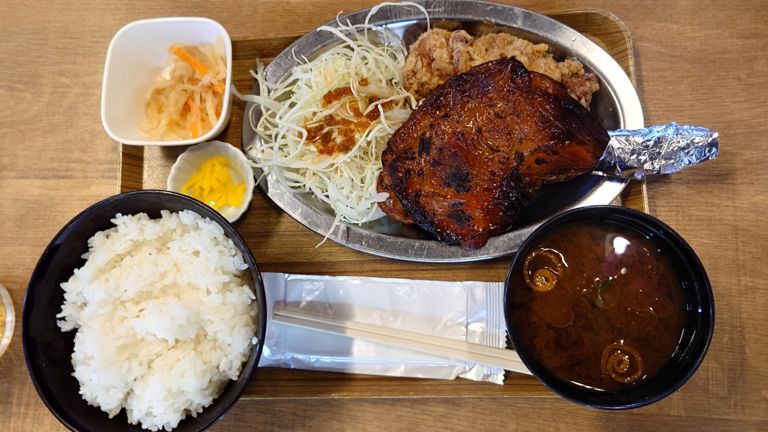 奥様は今月の定食を注文。今月はごてやき定食(720円、ローストチキン、九州の郷土料理らしい)を注文。