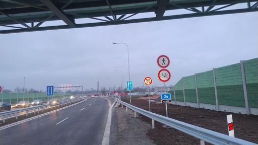 Opened for cars, closed for bikes and pedestriants... 😤