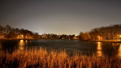 Schön ruhig ist es am Orankesee um sieben Minuten nach Elf. Am Himmeln funkeln die Sterne. Perfekt, um mal kurz die Seele baumeln zu lassen, bevor es nach Hause weitergeht.✨