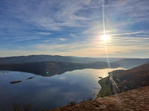 Blick auf den Edersee von Schloss Waldeck. Der steile Anstieg lohnt sich.