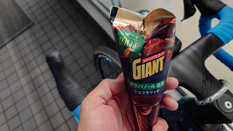 本日のご褒美♪　大人の～シリーズじゃないですが、今週から並んでいたので気になってたのを食べてみた。　
チョコが強くて、コーヒー欲しくなった😅