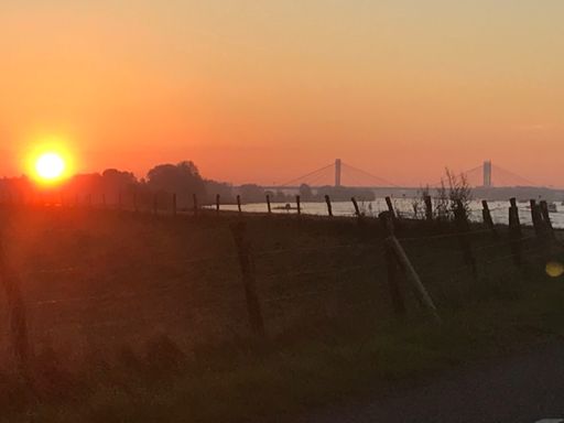 De dag breekt aan, de zon komt op.