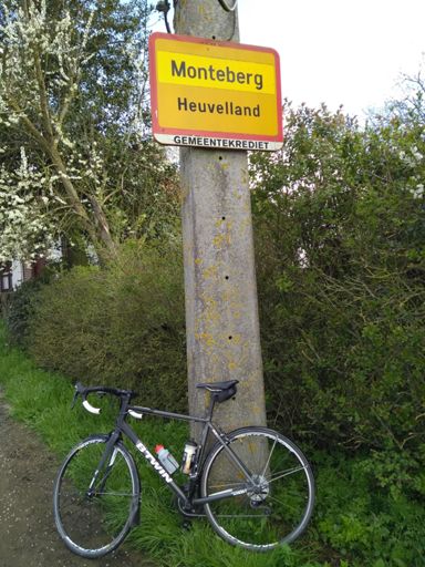 At the foot of Monteberg, leading to Kemmelberg.