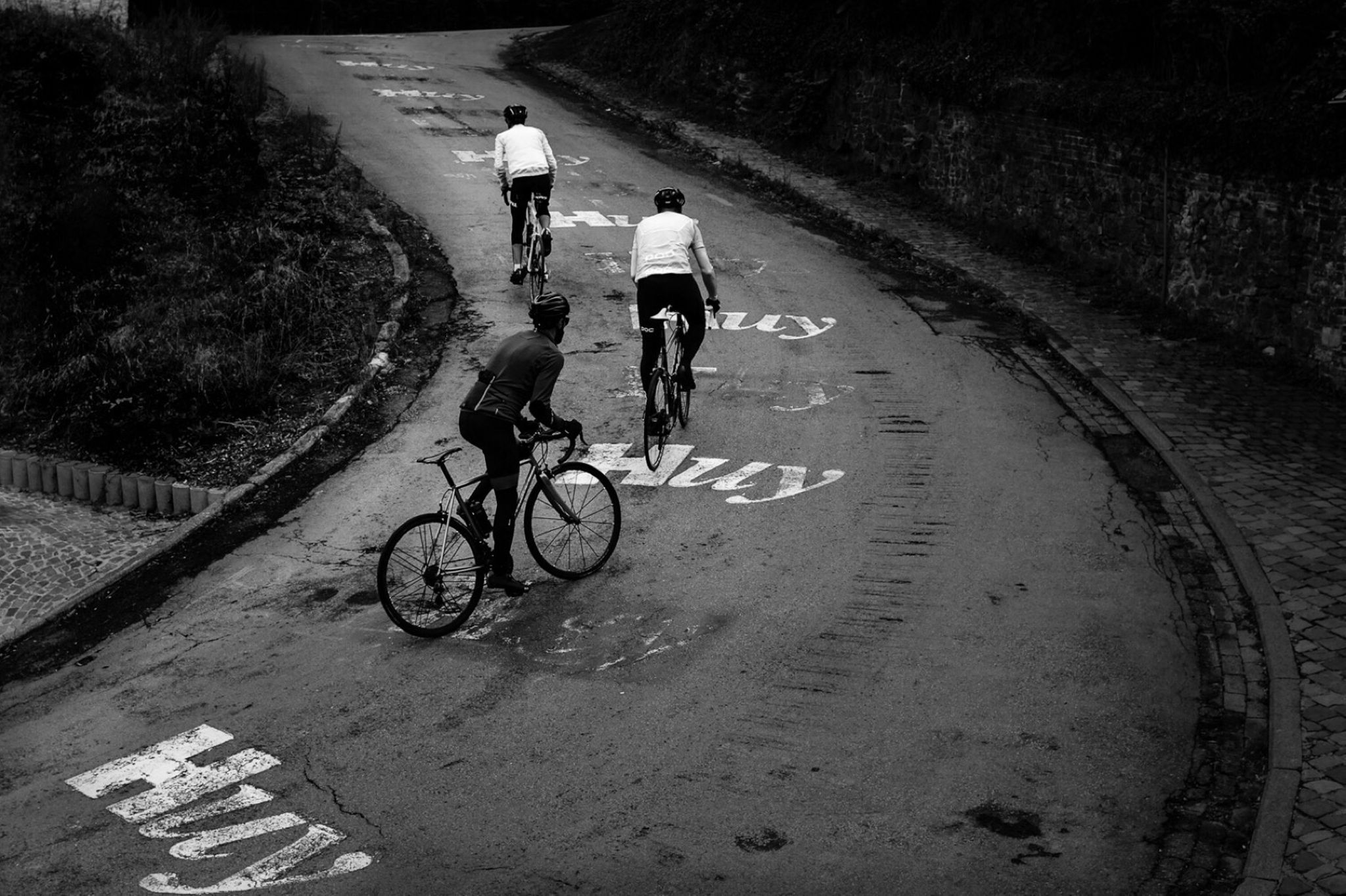 Si le Mur de Huy ou le Poggio de Sanremo sont célèbres, ce n’est pas uniquement à cause de l’inclinaison de leur pente mais surtout parce que c’est précisément là qu’on eut lieu les attaques décisives des plus grandes éditions des classiques. Ainsi, lorsque Merckx remporte la Classicissima en 1972, c’est après avoir déposé tout le monde tout en haut du Poggio. Que dire alors de Claudy Criquielion qui aura marqué Huy au point de laisser son nom au plus célèbre virage du mur ? En vous attaquant à ces monstres, vous pédalez indéniablement dans les roues de l’Histoire. Qui sait si vous n’êtes pas en train d’écrire la vôtre ?