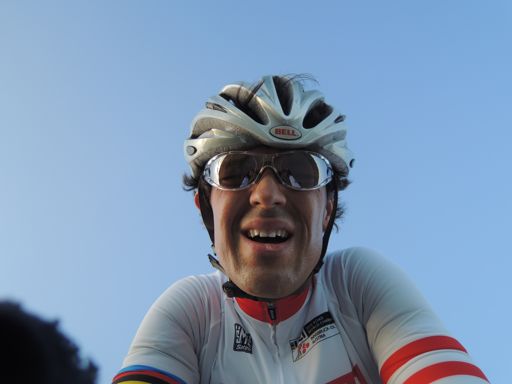 Ná de KOM. Zit mijn helm altijd zo scheef? Had iemand mij dat niet eerder kunnen vertellen?