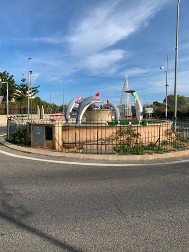 Sogar die Delfine vom Springbrunnen haben Weihnachtsmützen auf🤪