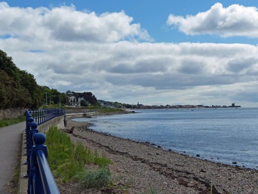 On the bike path towards Broughty Ferry