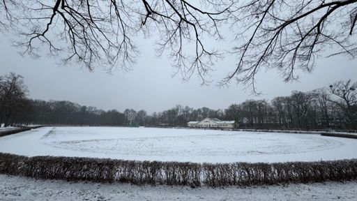 Weiß ist es im Stadion Buschallee geworden. Und immer wieder rieselt es aus den Wolken an diesem Februardonnerstag. ❄️☁️ 