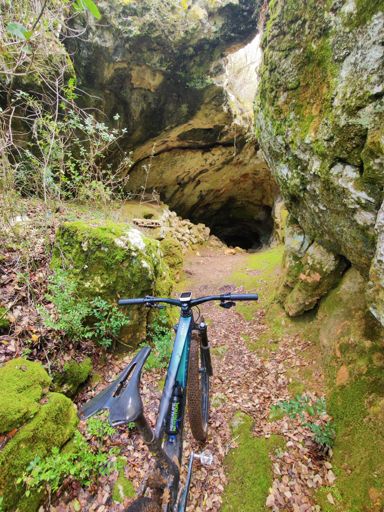 Gruta do Regatinho (Minde)