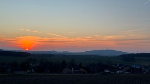 Es ist sechs Minuten nach um Sechs, als die Sonne bereits am Horizont kratzt. 🌞☁️