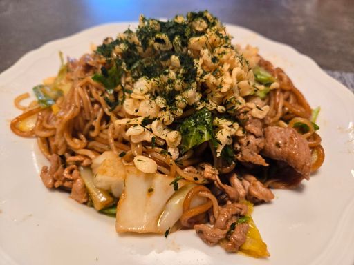 屋台の焼きそば具が少なくソバ多めで甘いが、家庭の焼きそば栄養に配慮し、肉と野菜たっぷり。
天かすと青のりで変化を。