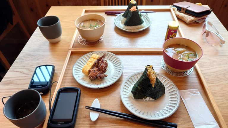 豚汁飲み比べセット+おにぎり×3+おかずセットを注文♪