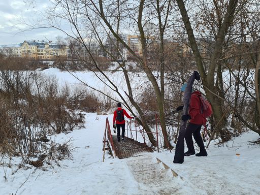 Спускаемся на лед вблизи речного вокзала.