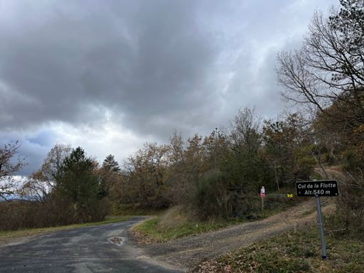 Je vais pas rester planter là longtemps… 🌧️😱