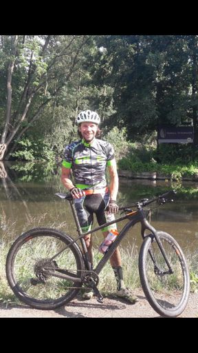 Nach der matschigen 15km Tempofahrt von Einhaus nach Rothenhusen flog das Rad kurz in die Wakenitz - zum Spülen.