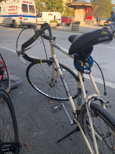 Yaklaşık 40 yıllık yol bisikleti, vitesler kadro üzerinde mandallı 😊 kullanıcı ise 19 yaşında, önemli olan bu sporu sevmek, gerisi önemli diiil.