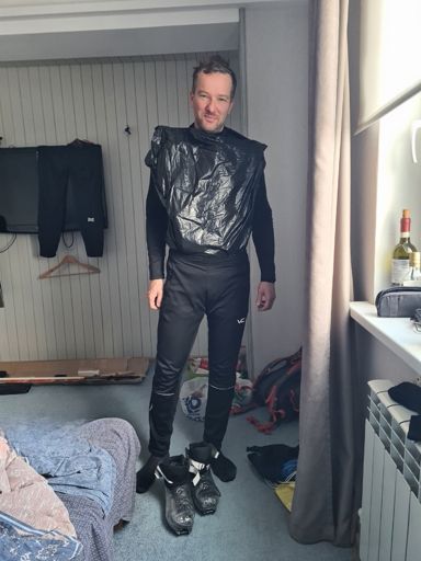 Дима готовится к выходу в открытый космос :-) Утепляется мусорными пакетами и скотчем :-)