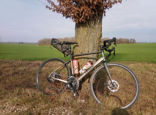 Tribanisko obładowane jak na wojnę, a co najwyżej może wkurzyć velominatika 😬 rano było tylko 5°C, więc ubrałem się na cebulkę. Z każdą godziną dokładałem zdjęte warstwy do podsiodłówki, która dziś zdała egzamin. Najgorzej, że zabrałem hamak na wypadek niespodziewanej bomby, która nie nadeszła, przez co wiozłem zupełnie bezużyteczny balast 😜