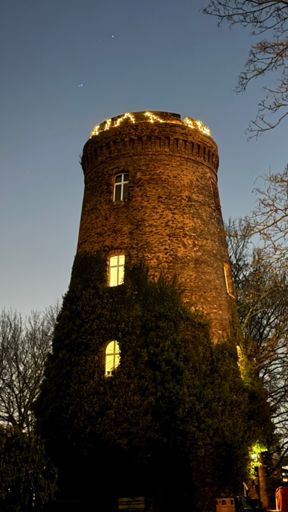 Schmuck illuminiert ist der Wasserturm oberhalb des Obersees. Am Himmel funkeln derweil die Sterne an diesem Montagabend um drei Minuten nach Halb Neun. 🌝✨