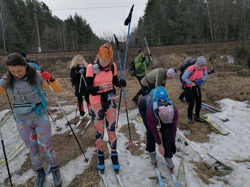 Надеваем лыжи. Фото Игоря Бахолдина.