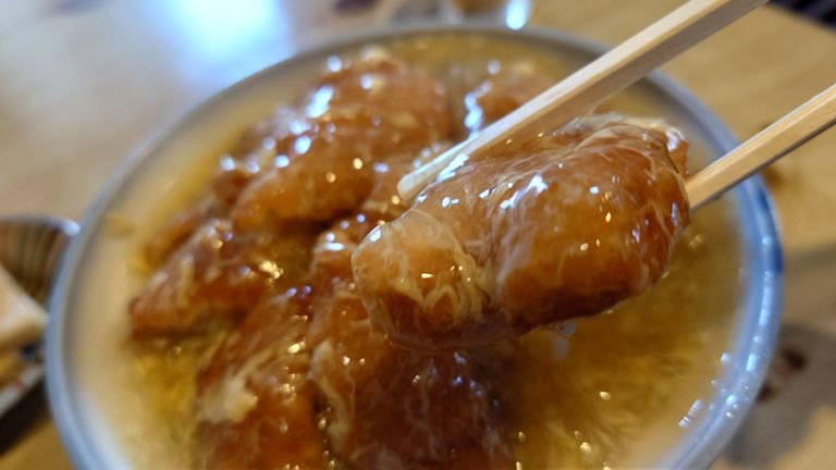 注文してからお肉を叩く音が聞こえたのでカツは手作り、けっこう肉厚でした。　味付けは瑞浪の4店舗の中で一番優しい味付け。でもしっかり塩気があって👍