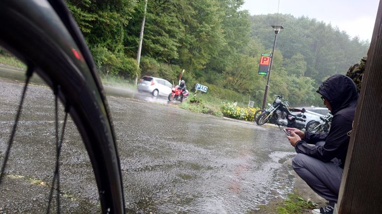 食べ終わって外出たら...😔　25分ほど雨宿り。