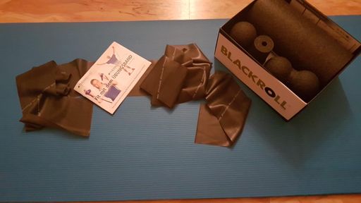 Vor dem Biken mit dem Gummi und danach mir der Rolle den Rücken entspannen