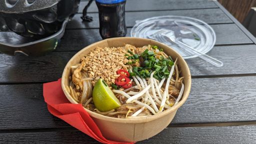 Pad Thai z kurczakiem w Czerwony Słoń Thai Food, Andrespol. 