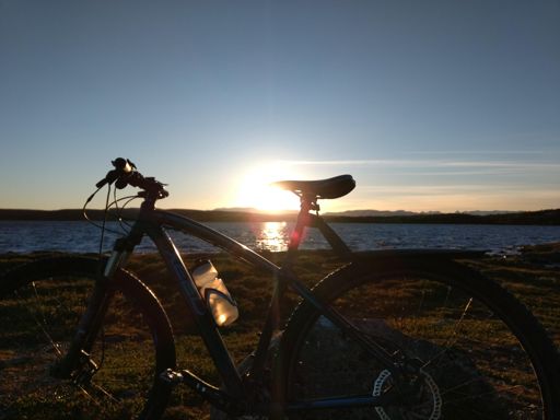 Fiskeløyse og Jotunheimen i vind og kveldssol