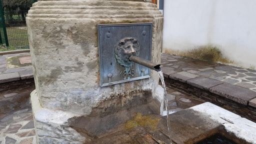 Der Dorfbrunnen in Grundviller, bisher immer übersehen ...