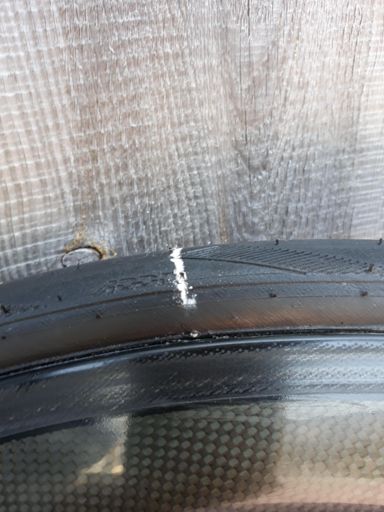 lek net boven de rand van de velg