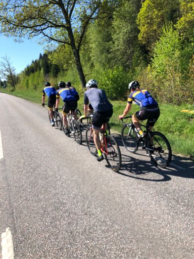 Obligatoriska snett bakifrån kortet.