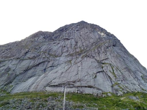 Moc pěkná stěna směrem od silnice