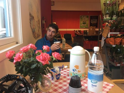 Hjemme hos den lokale dagelighandleren. Trakta kaffe kun til oss -klasse!