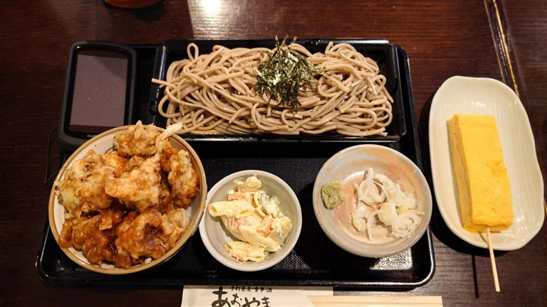 ミニ舞茸天丼とざるそばのセットとオプションの玉子串を注文♪　山で食べるお蕎麦ってコシがあって美味しいよな～