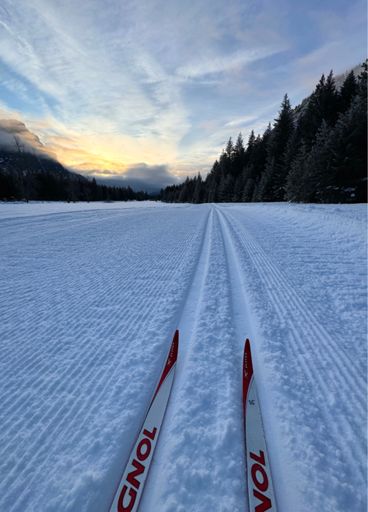 Old snow, pulverized ice, klister conditions, excellent.