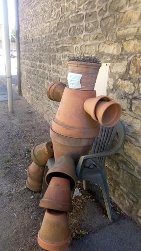 Rare image d'un honnête pot de fleurs se protégeant contre le Covid_19